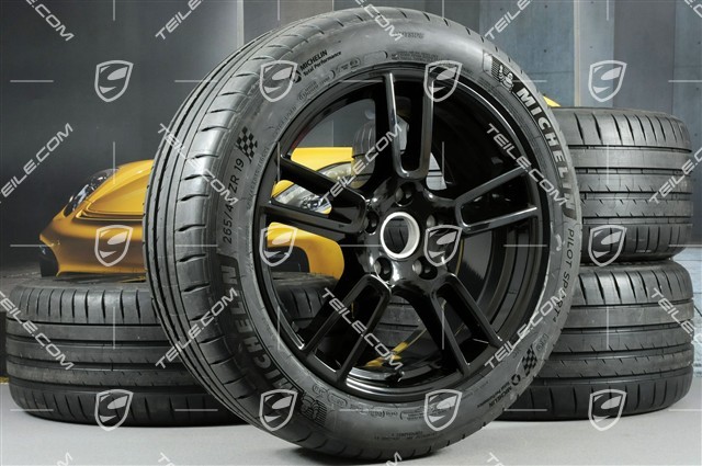 19" Sommerräder Satz "Panamera", Felgen 9J x 19 ET64 + 10,5 J x 19 ET62 + Michelin Sport 4 Sommerreifen 265/45 R19 + 295/40 R19,  in Schwarz