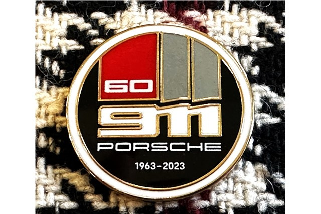 "60Y 911" Dokumentenmappe, im Pepitamuster, mit geprägtem Porsche Wappen, 60 Jahre 911 Jubiläum Plakette