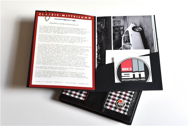 "60Y 911" Dokumentenmappe, im Pepitamuster, mit geprägtem Porsche Wappen, 60 Jahre 911 Jubiläum Plakette