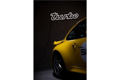 Porsche Turbo Leuchtschriftzug, LED, Lichtfarbe: 4.000 Kelvin, Größe 98,9 x 25 cm, Limitiert auf 911 Stück
